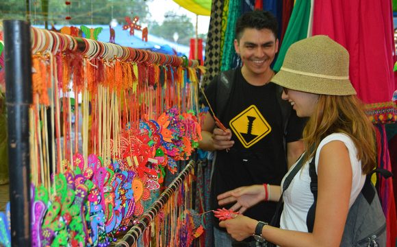 ILSC New Delhi student practising Hindi in the market in Delhi